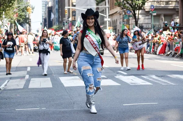 Šťastná Žena Mexickou Vlajkou Kráčející Ulici Během Mexického Průvodu Dne — Stock fotografie