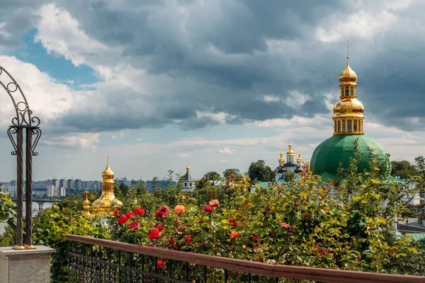 Kiev Pechersk Lavra Manastırı Kyiv Bulutlu Bir Gökyüzüne Karşı — Stok fotoğraf
