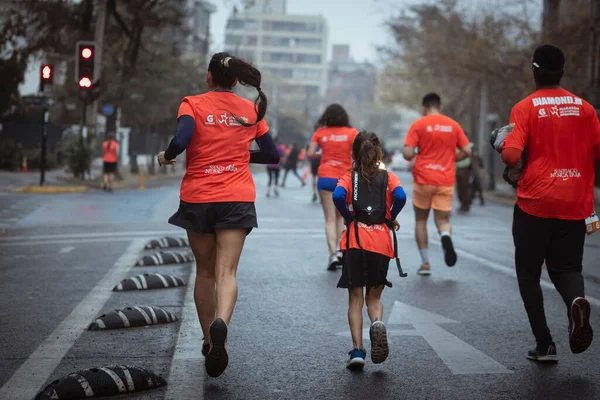 Eine Menschenmenge Beim Gatorade Lauf Orangefarbenen Anzügen Beim Marathon Santiago — Stockfoto
