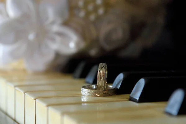 Closeup Wedding Rings Piano — Stock Photo, Image