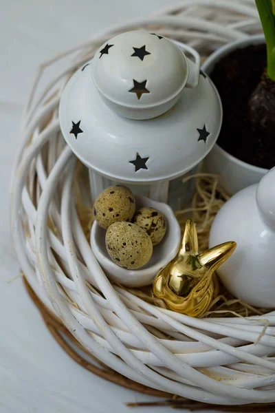 一个金兔装饰人影的顶视图 在一个装有鸡蛋和灯的篮子里 — 图库照片
