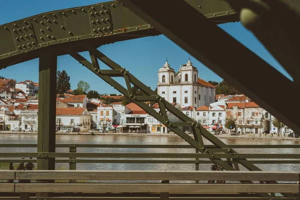 Uma Bela Foto Edifícios Vistos Através Ponte Alcacer Sal Portugal — Fotografia de Stock