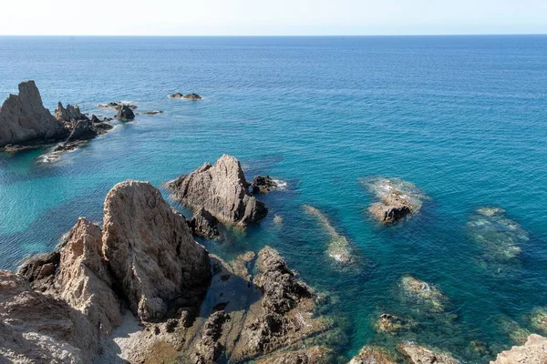 Een Betoverend Uitzicht Rotsachtige Formatie Turquoise Zee Met Een Zeegezicht — Stockfoto
