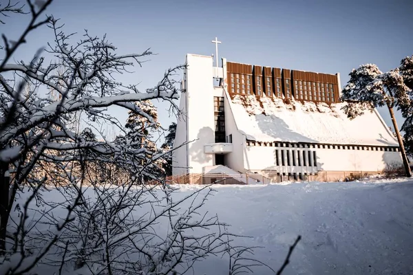 Kış Boyunca Karla Kaplı Bir Arazinin Ortasındaki Binanın Manzaralı Bir — Stok fotoğraf