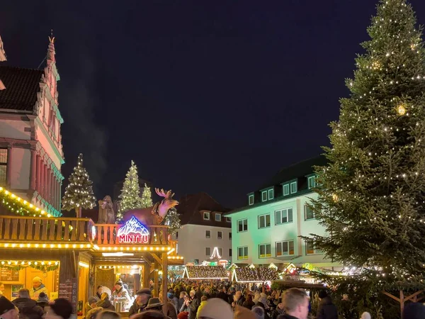 Πολυσύχναστη Χριστουγεννιάτικη Αγορά Βράδυ Στην Πόλη Παραδοσιακή Εκδήλωση — Φωτογραφία Αρχείου