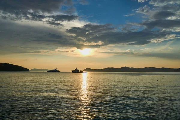 Panoramatický Pohled Siluety Jachet Plovoucích Moři Pod Silnými Slunečními Paprsky — Stock fotografie