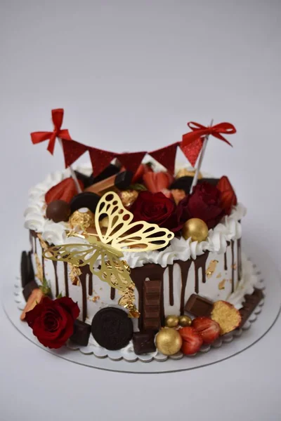 Altın Kelebek Çikolata Çiçeklerle Süslenmiş Bir Pastanın Dikey Yakın Çekimi — Stok fotoğraf