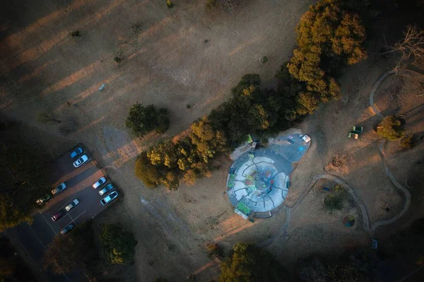 鬱蒼とした木々に囲まれたスケートパークの空中写真 — ストック写真