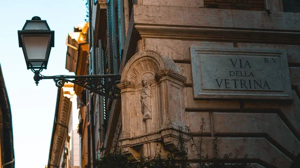 春にはローマ イタリアの通りDella Vetrina経由の住所記号の水平ショット — ストック写真