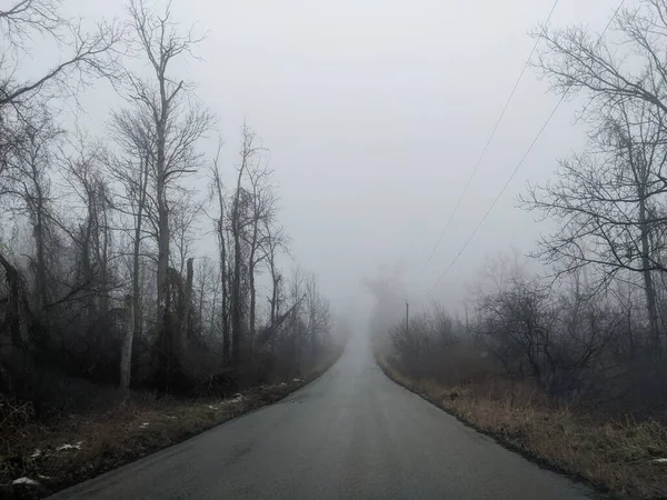 一条神秘的雾蒙蒙的公路 — 图库照片