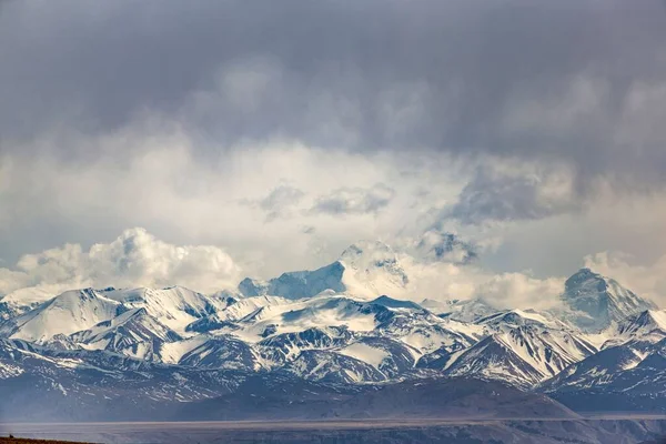 Een Prachtig Landschap Van Besneeuwde Himalaya Berg Bewolkt Lucht Van — Stockfoto