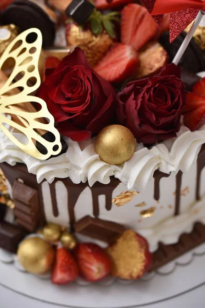 Doğum Günü Kutlaması Için Dekore Edilmiş Bir Pastanın Yakın Çekimi — Stok fotoğraf