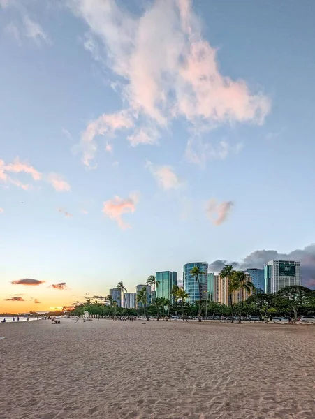 Вертикальний Знімок Міського Пейзажу Гонолулу Біля Піщаного Пляжу Пальмами Гаваях — стокове фото