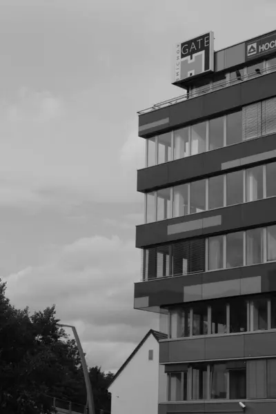 捷克首都布拉格一座现代建筑的垂直部分 以灰度拍摄 — 图库照片