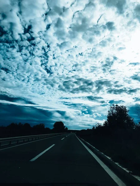 Вертикальный Снимок Пустого Шоссе Облачным Небом — стоковое фото