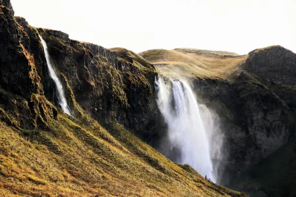 岩に囲まれた流れ落ちる滝 — ストック写真