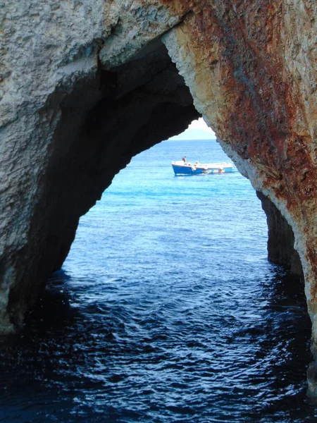 Eine Vertikale Aufnahme Eines Natürlichen Felsbogens Einem Meer Und Eines — Stockfoto