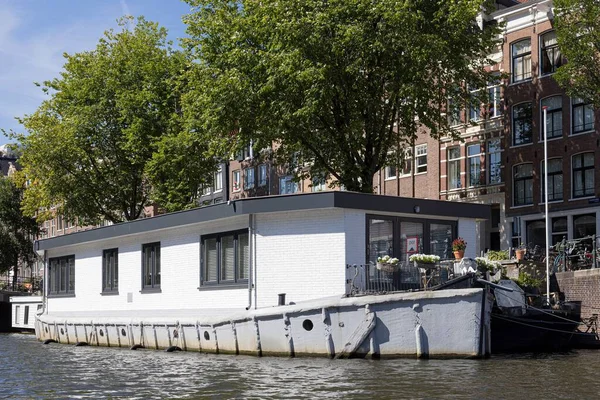 Una Bella Foto Una Casa Galleggiante Canale Amsterdam Nei Paesi — Foto Stock