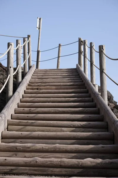 Eine Vertikale Aufnahme Einer Holztreppe Unter Blauem Himmel — Stockfoto