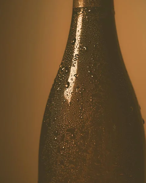 水滴と冷たいワインボトルの表面のクローズアップショット — ストック写真