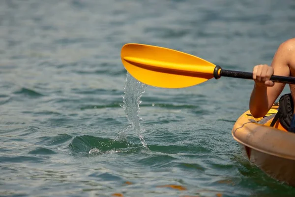 高山湖上的一艘黄色皮划艇 — 图库照片