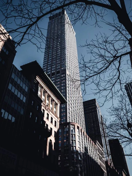 Egy Függőleges Alacsony Szögű Felvétel Magas Felhőkarcolókról New Yorkban — Stock Fotó
