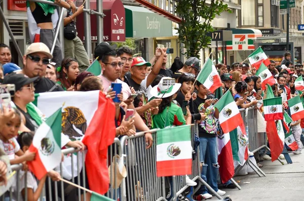 墨西哥独立日游行期间 一群拿着彩旗的人 — 图库照片