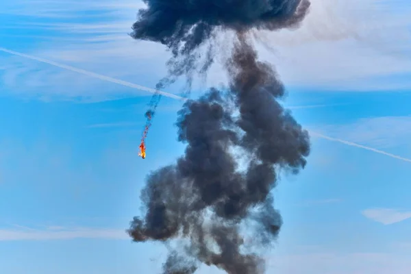 青い空に黒い煙と火で大爆発の水平ショット — ストック写真