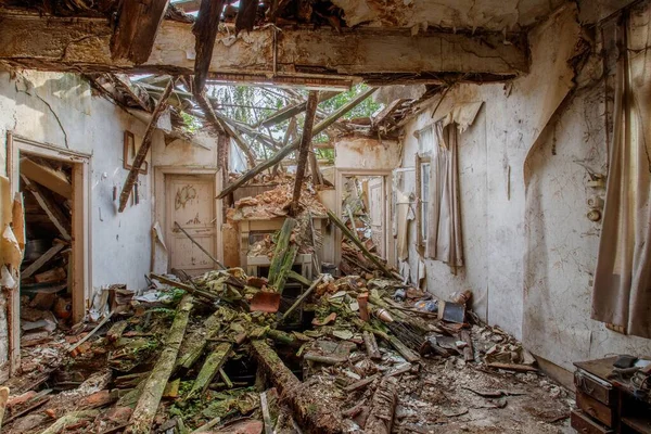 Una Casa Derrumbada Desde Interior Con Paneles Madera Verde Musgoso — Foto de Stock