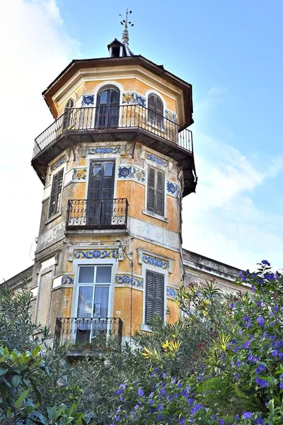 Dört Katlı Güzel Sekizgen Kule Cephelerde Balkonlarda Demir Parmaklıklarda Fayanslar — Stok fotoğraf