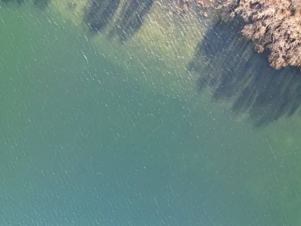 晴れた日には海に囲まれた岩場の海岸の空中写真 — ストック写真