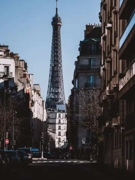 Plano Vertical Torre Eiffel Detrás Los Edificios — Foto de Stock