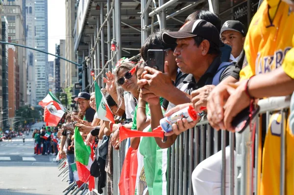 Человек Снимающий Время Парада Честь Дня Независимости Мексики Нью Йорке — стоковое фото