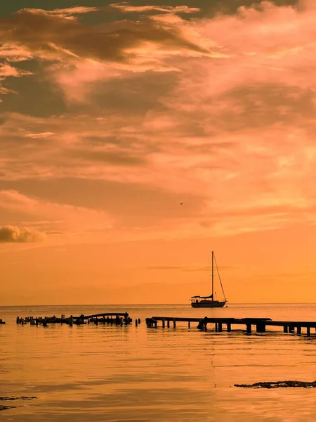 Sylwetka Jachtu Pływającego Morzu Starego Drewnianego Molo Podczas Zachodu Słońca — Zdjęcie stockowe