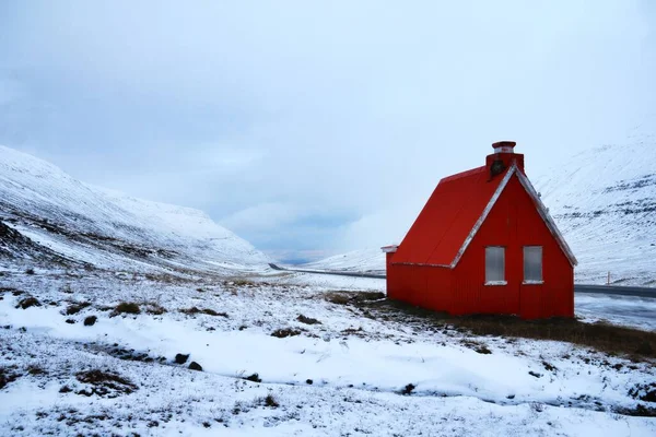 Ett Snötäckt Bergslandskap Med Röd Byggnad — Stockfoto