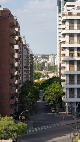 Arjantin 'in modern binaları ile Cordoba şehrinin dikey görüntüsü.