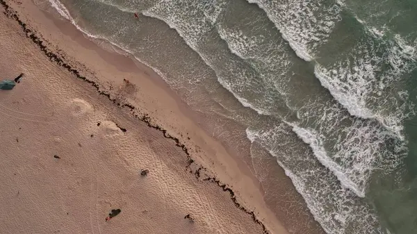 Мінімалістичний Повітряний Вид Піщаний Пляж Бризкими Хвилями Моря — стокове фото