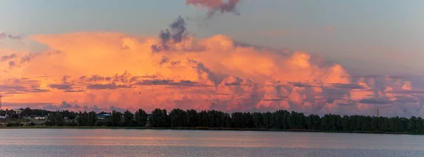 Μια Όμορφη Θέα Ενός Ηλιοβασιλέματος Πάνω Από Λίμνη Στο Aarhus — Φωτογραφία Αρχείου