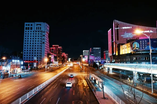 中国北京中关村一座灯火通明的建筑物中的一个公路交叉口迷人的镜头 — 图库照片