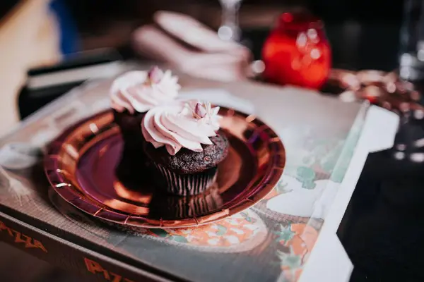 Een Close Van Twee Heerlijke Chocolade Cupcakes Een Bord — Stockfoto