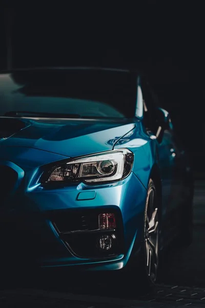 Вертикальний Знімок Блакитного Subaru Impreza — стокове фото