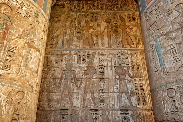 Renkli Resimler Hiyerogliflerle Dolu Bir Mısır Tapınağının Içi — Stok fotoğraf