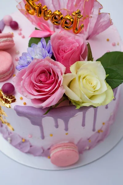 花やマカロンで装飾された美しいカラフルなケーキのトップビュー — ストック写真