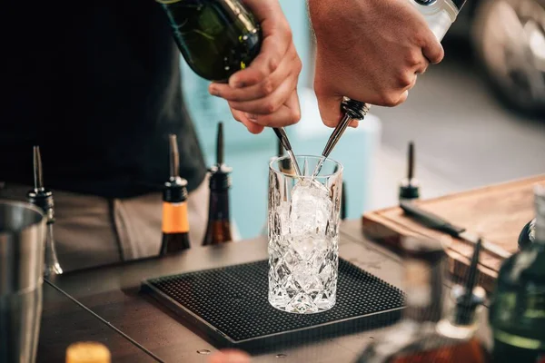 Ein Barkeeper Macht Einen Cocktail — Stockfoto