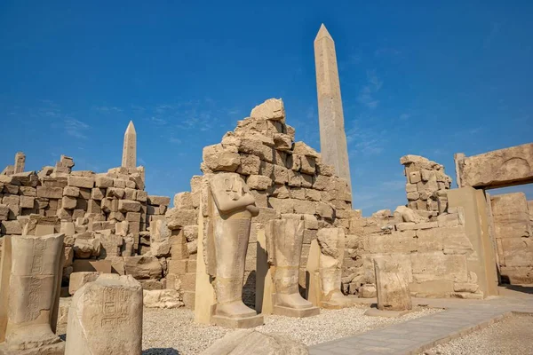 이집트 룩소르의 배경에 카르나크 신전의 조각상들 — 스톡 사진