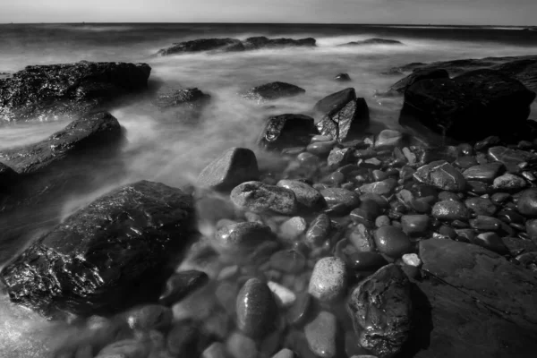 Черно Белый Снимок Скалистой Береговой Линии Ньюпорте Род Айленд — стоковое фото