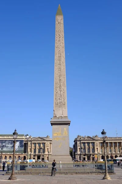Vertikální Snímek Památníku Luxor Obelisk Paříži Francie Proti Modré Obloze — Stock fotografie