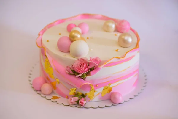 粉红玫瑰球装饰的蛋糕 — 图库照片