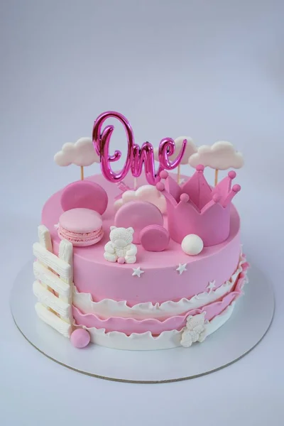 一只装饰精美的生日蛋糕的特写 用来庆祝一年 — 图库照片
