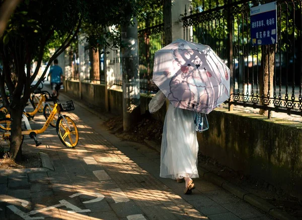 Una Hermosa Foto Una Mujer Con Vestido Blanco Paraguas Caminando —  Fotos de Stock
